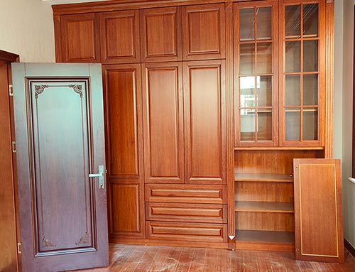 泉港中式家庭装修里定制的实木衣柜效果图